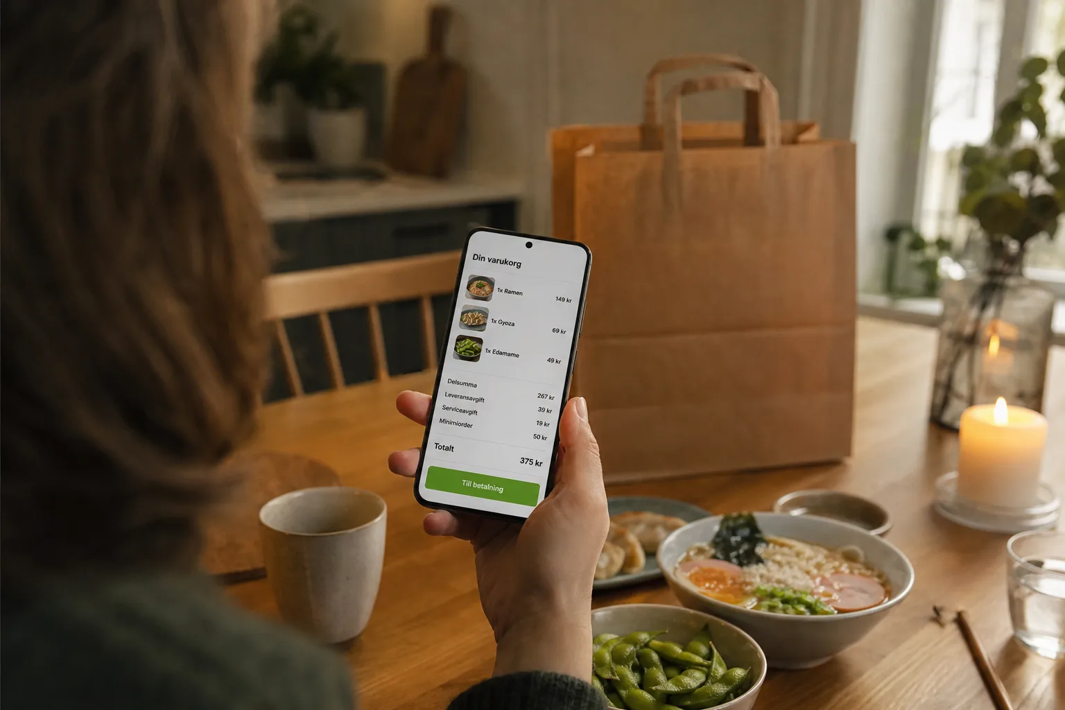 Mobil med matbeställning och avgiftsrader i varukorgen
