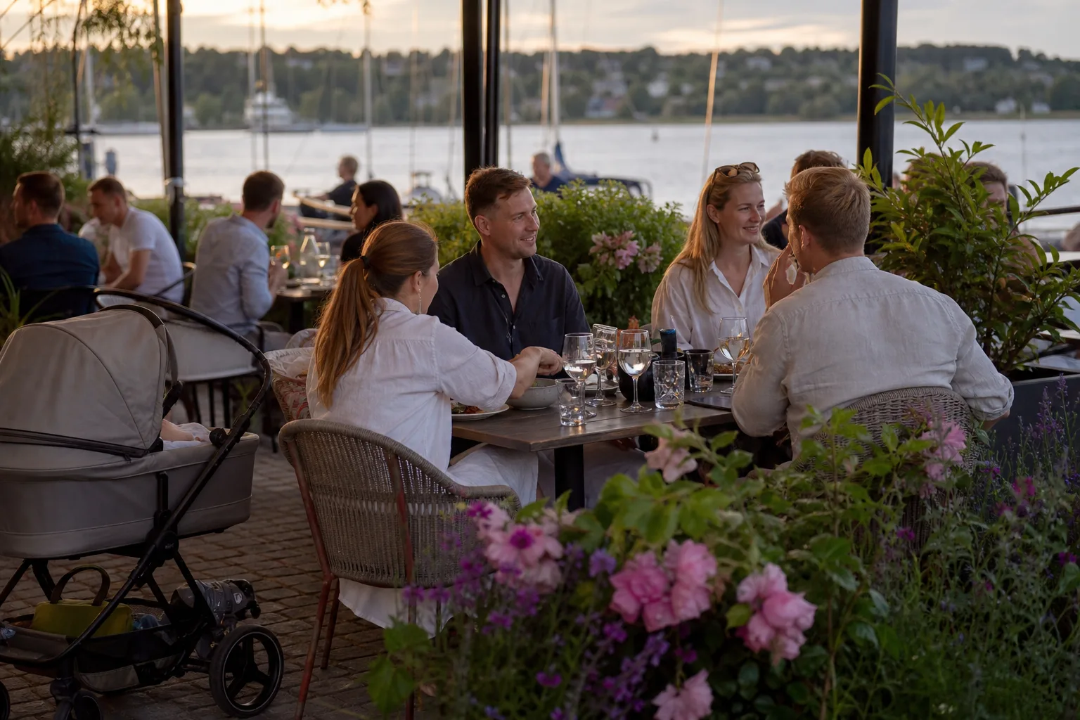 Familj och vänner sitter vid ett bokat bord på en uteservering i Göteborg en sommarkväll