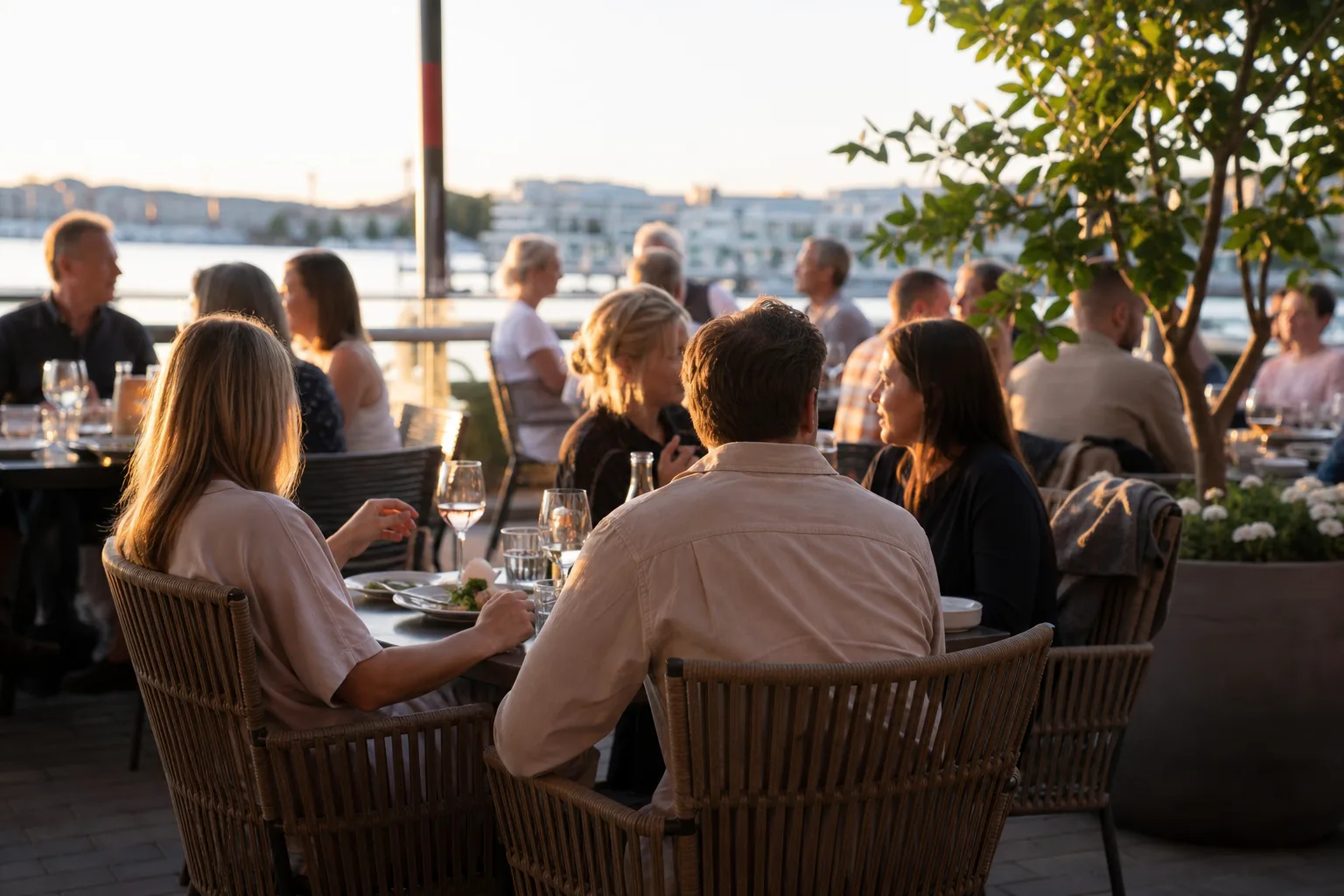 Sällskap sitter vid ett bokat bord på en uteservering i Malmö en varm sommarkväll
