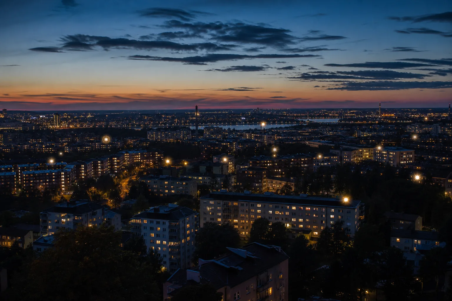 Illustrativ kvällsvy över en svensk stad med spridda ljuspunkter som markerar olika leveransadresser
